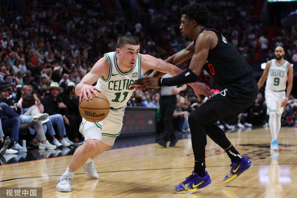 她们通过中 她们通过中